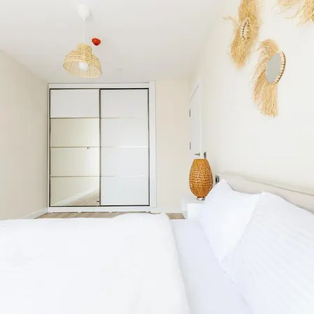 Chic Modern And Ample Flat Near Finance Apartment