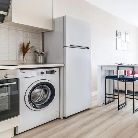Chic Modern And Ample Flat Near Finance Apartment Istanbul